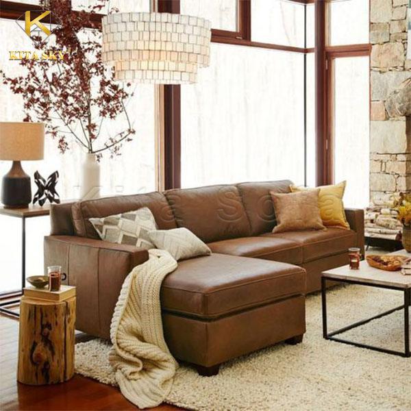 Mẫu sofa da phòng khách với màu nâu Nut brown khiến không gian nhìn tự nhiên và ấm cúng