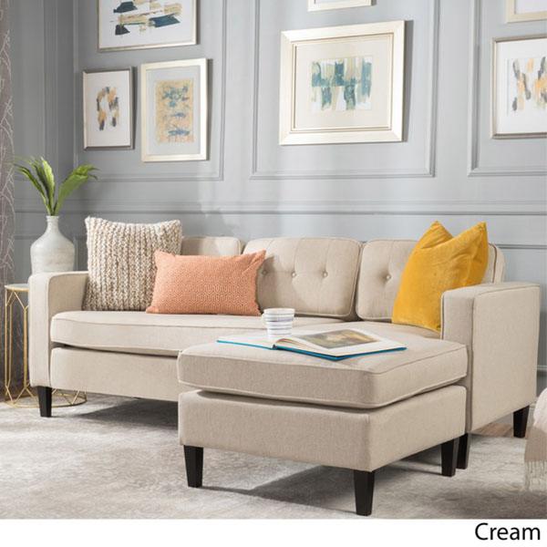 Bộ sofa phòng khách chung cư màu kem Cream Apoli thanh lịch. Có thể sử dụng thảm màu sáng để tạo cảm giác thông thoáng. Trang trí thêm bằng một vài bức tranh tao nhã. Ngoài ra có thể sử dụng gối ôm bất kỳ màu sắc nào mà bạn yêu thích.