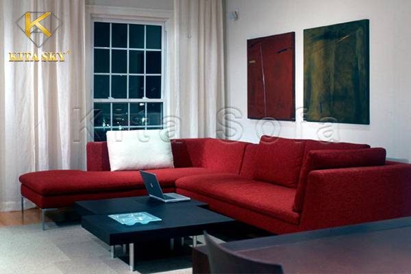Kết hợp tranh treo tường ấn tượng cùng sofa phòng khách màu đỏ là quyết định sáng suốt.