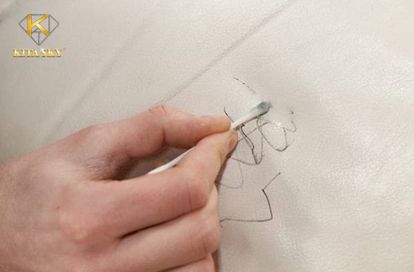 Cách xử lý vết mực trên ghế sofa da nhanh chóng, hiệu quả từ nội thất Kita